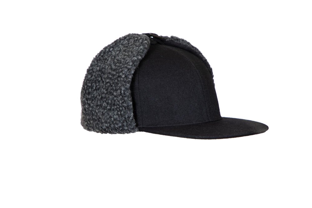 9082 PET MET OORFLAPPEN — Zwart